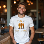 Weißes T-Shirt mit einem humorvollen Design für Vatertag. Auf der Vorderseite steht der Text „Tulpen zum Vatertag“, begleitet von drei gefüllten Biergläsern, die wie Blumensträuße angeordnet sind. Der Träger lächelt und steht in einer gemütlichen Bar-Umgebung.