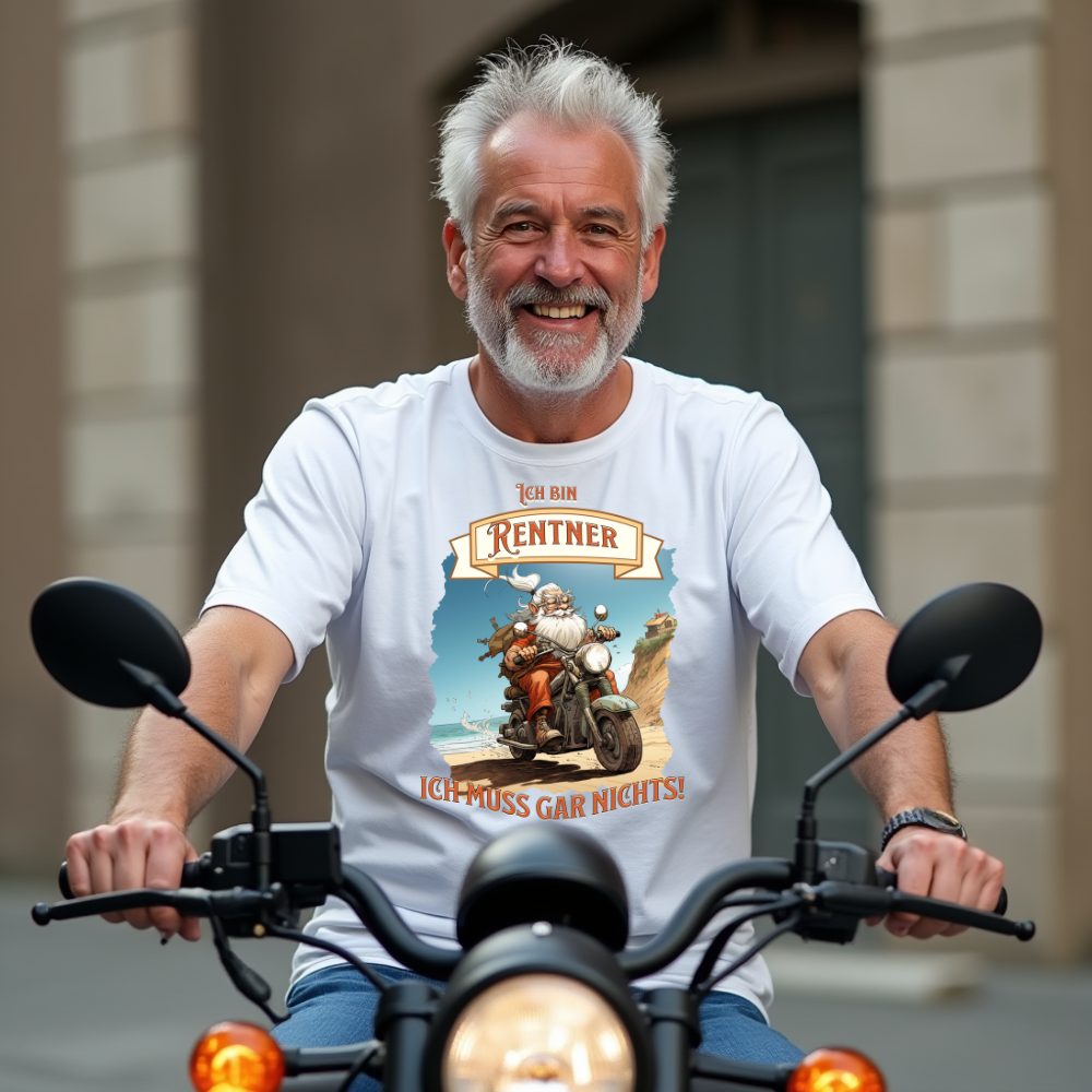 Weißes T-Shirt mit einem humorvollen Design für Rentner. Der Text lautet: „Ich bin Rentner – Ich muss gar nichts!“ Das Design zeigt einen fröhlichen älteren Mann auf einem Motorrad, der entspannt eine Straße entlangfährt, symbolisierend für Freiheit und Gelassenheit im Ruhestand. Der Träger lächelt und fährt auf einem Motorrad durch eine städtische Umgebung.