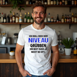 Ein Mann trägt ein weißes T-Shirt mit einem humorvollen Spruch: „Ich soll dich vom Niveau grüßen, ihr seht euch ja nicht so oft…“ Der Text ist in verschiedenen Schriftstilen und Farben gestaltet, was die freche Aussage noch unterstreicht. Ein Shirt, das garantiert für Lacher sorgt und den Träger mit einem Augenzwinkern als Scherzkeks zeigt.