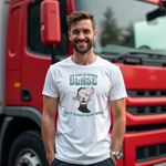 Ein Mann trägt ein weißes T-Shirt mit einem originellen und humorvollen Aufdruck: „Ich lebe in meiner Blase – dort kennt man mich“. Der Spruch ist mit einer kreativen Illustration kombiniert, die eine Person in Gedanken darstellt, umgeben von Wolken und Symbolen. Ein stylisches Statement für alle, die sich gerne in ihrer eigenen kleinen Welt aufhalten