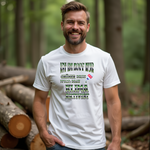 Ein Mann trägt ein weißes T-Shirt mit einem humorvoll-provokanten Spruch: „Ist im Kopf nur grüner Mist, wird man Klimaaktivist.“ Der Text spielt scherzhaft auf Umweltaktivismus an und ist in einer auffälligen, grünen Schrift gestaltet, die den ironischen Ton unterstreicht. Ein Shirt für alle, die gerne mit einem Augenzwinkern provozieren!