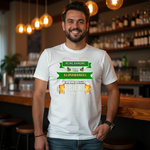 Ein Mann trägt ein weißes T-Shirt mit einem humorvollen, auffälligen Design. Auf dem T-Shirt steht der Satz: „Habe keine Ahnung von Klimawandel, bin nur wegen Bier hier“, dekoriert mit grünen Bannern und zwei Biergläsern. Der Mann steht in einer gemütlichen Bar-Atmosphäre, umgeben von warmem Licht und einer einladenden, lockeren Stimmung. Das Design ist ein lustiges Statement für alle, die gerne entspannt und mit einem Augenzwinkern auf gesellschaftliche Themen reagieren.