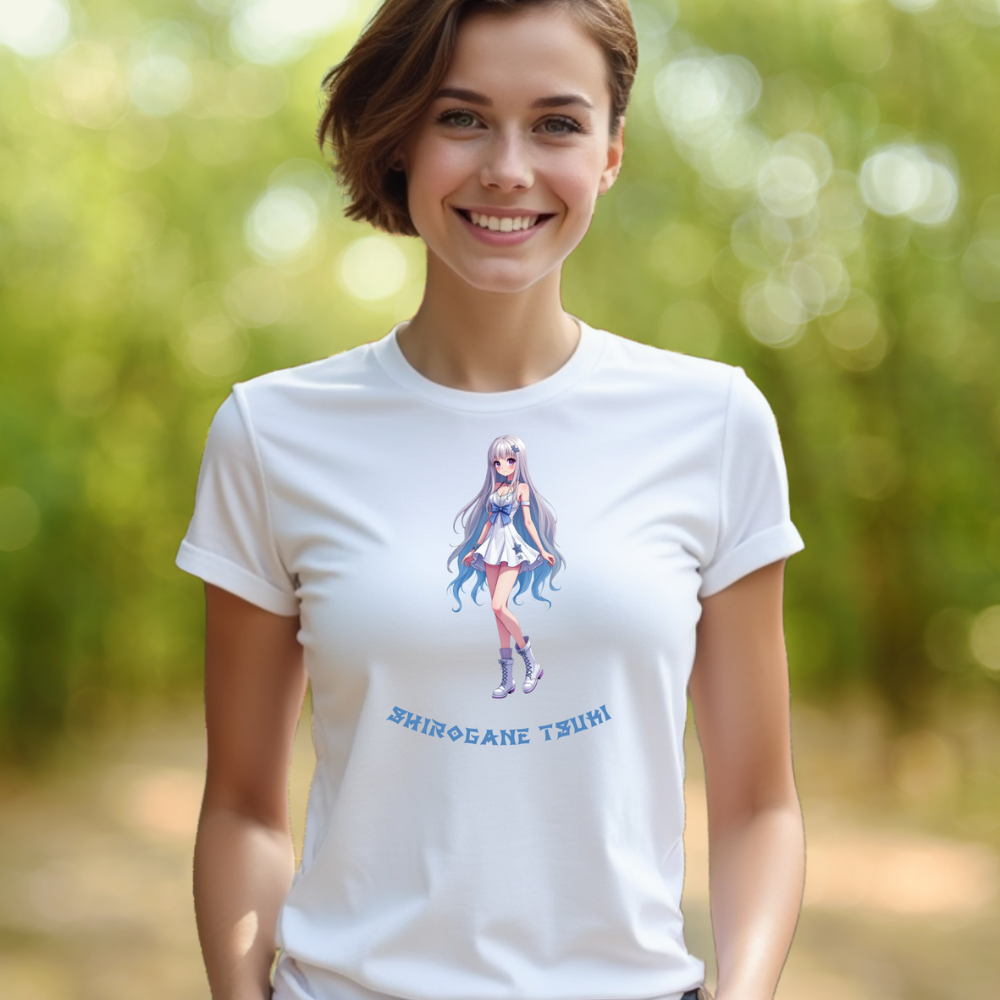 Eine junge Frau trägt ein weißes T-Shirt mit einem Anime-Motiv. Das Design zeigt eine Figur mit langen, silbernen Haaren und blauen Akzenten, die ein elegantes weißes Kleid mit Schleifen und Sternverzierungen trägt. Darunter ist der Schriftzug „Shirogane Tsuki“ in stilisierter Schrift zu sehen. Im Hintergrund ist eine natürliche, grüne Umgebung, die eine ruhige und freundliche Atmosphäre schafft.