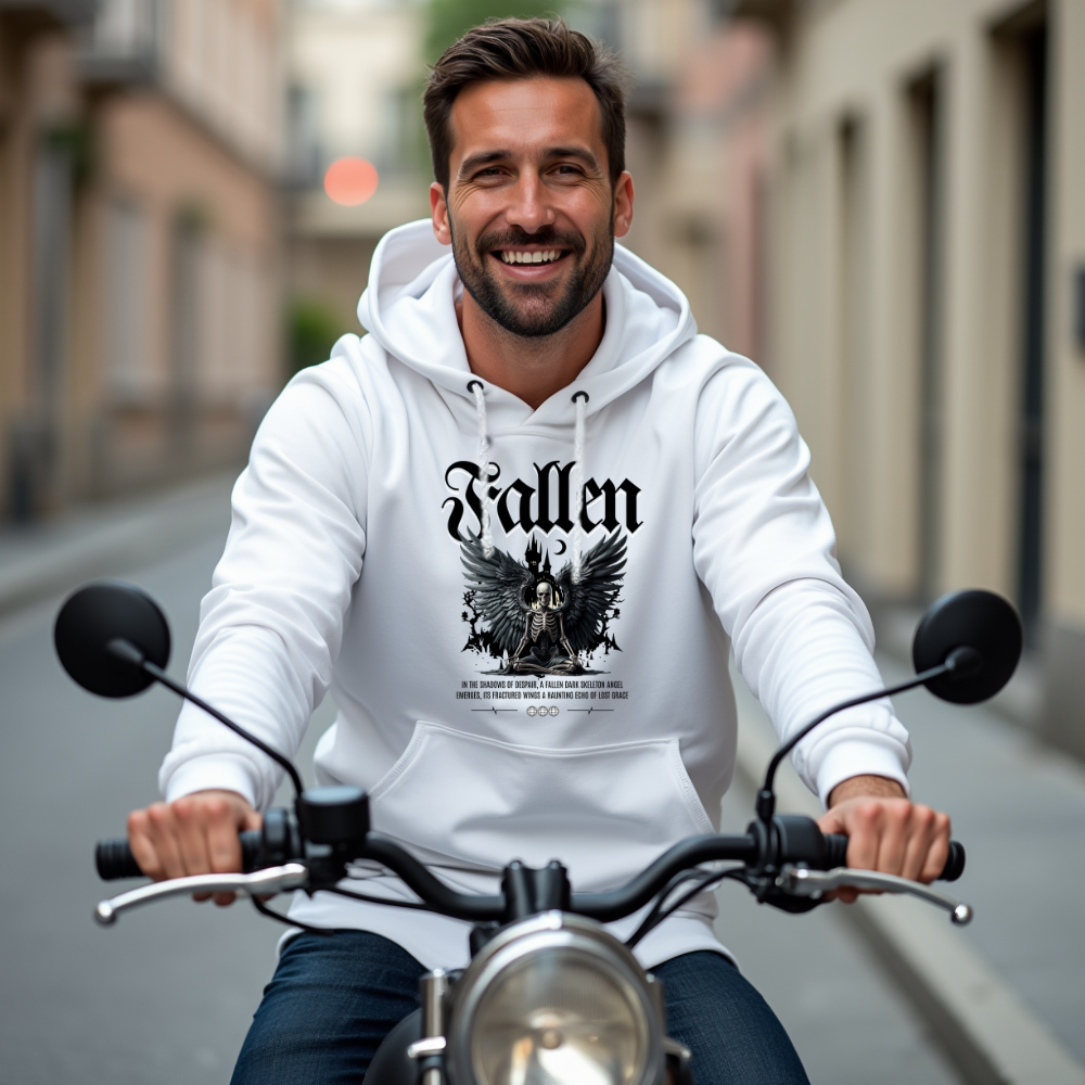 Lächelnder Mann auf einem Motorrad, trägt einen weißen Hoodie mit einem Gothic-Design und der Aufschrift ‚Fallen‘, verziert mit einem Engel-Skelett und Flügeln, das einen rebellischen und stilvollen Look verkörpert.“