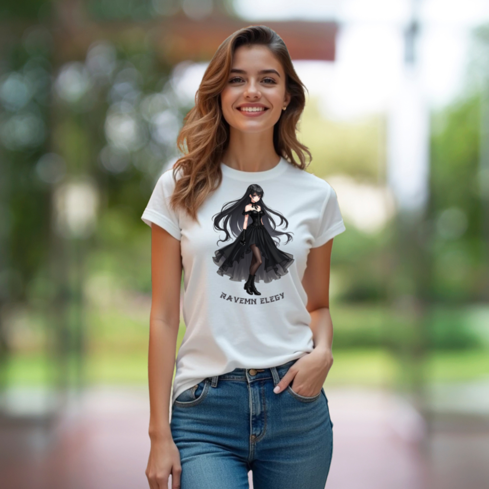 Eine junge Frau trägt ein weißes T-Shirt mit einem auffälligen Anime-Motiv. Das Design zeigt eine elegante, dunkel gekleidete Figur mit langen, fließenden schwarzen Haaren und dem Schriftzug „Raven Elegy“ darunter. Die Kombination aus dem schlichten weißen Shirt und dem kontrastreichen Motiv verleiht dem Look eine moderne und kreative Ausstrahlung, ideal für Anime-Fans.