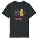 Dunkelgraues T-Shirt mit einem humorvollen Spruch in weißer und roter Schrift: „Bier jetzt billiger als Benzin. Darum: DRINK - DON'T DRIVE. Fahr nicht fort, sauf im Ort.“ Neben dem Text befindet sich ein Bierkrug mit goldenem Bier und Schaum. Der Text spielt humorvoll auf das Thema Trinken und Fahren an.