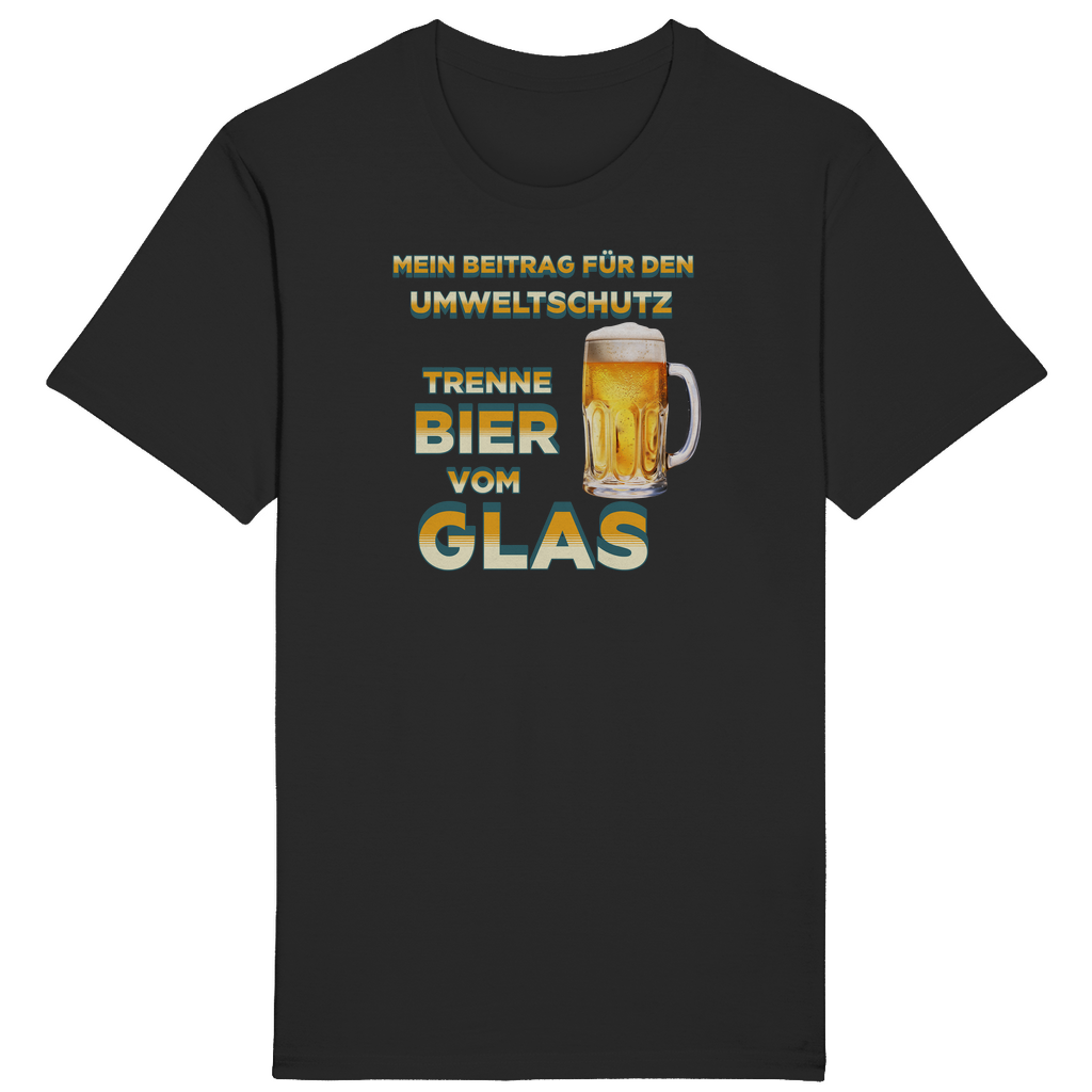 Schwarzes T-Shirt mit einem humorvollen Spruch zum Umweltschutz in gelb-weiß-blauem Farbverlauf: „Mein Beitrag für den Umweltschutz – Trenne Bier vom Glas“. Neben dem Text befindet sich ein Bierkrug mit goldenem Bier und Schaum.