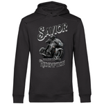 Ein dunkelgrauer Hoodie mit einem auffälligen Motorrad-Design. Im Zentrum befindet sich ein Motorradfahrer auf einem sportlichen Bike in Bewegung. Der Schriftzug "Savior" steht oben in großen, stilvollen Buchstaben, während darunter "Rolling Through Redemption" in kleineren Lettern erscheint. Das Design vermittelt eine kraftvolle und abenteuerliche Atmosphäre, ideal für Motorradliebhaber und Abenteurer.