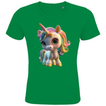 Ein grünes Kinder-T-Shirt mit einem farbenfrohen Einhorn-Design. Das Einhorn hat eine Regenbogenmähne und große, strahlende Augen, die ihm einen niedlichen und lebendigen Ausdruck verleihen. Sein verspieltes Horn und die zarten Verzierungen auf seinem Gesicht ergänzen das charmante Design. Das T-Shirt bietet eine ideale Option für Kinder, die magische und fantasievolle Motive lieben.