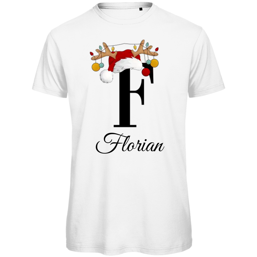 Alt-Text: Ein weißes T-Shirt mit einem weihnachtlichen Design. Der große Buchstabe "F" ist mittig auf der Brust abgebildet und trägt einen Weihnachtsmann-Hut sowie Rentiergeweihe, an denen bunte Weihnachtskugeln hängen. Unterhalb des Buchstabens steht der Name "Florian" in eleganter, geschwungener Schrift. Das Design vermittelt eine festliche Stimmung und ist personalisiert für den Namen Florian.