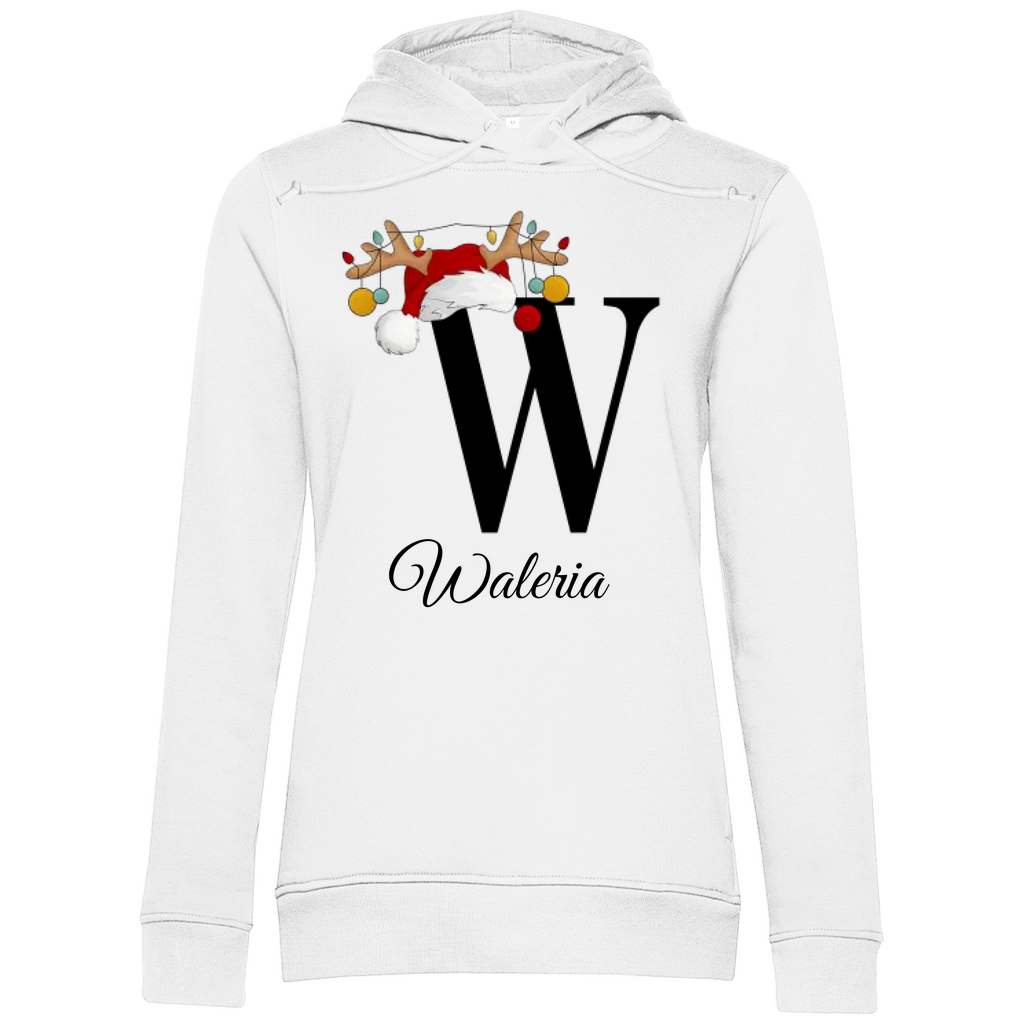 Das Bild zeigt einen weißen Hoodie mit einem personalisierten, weihnachtlichen Design. Im Mittelpunkt des Designs steht der Buchstabe " W", geschmückt mit einem Rentiergeweih, einem Weihnachtsmann-Hut und bunten Kugeln, die eine festliche Stimmung verbreiten. Unterhalb des Buchstabens ist der Name "Waleria" in einer eleganten, geschwungenen Schrift abgebildet. Der Hoodie vereint weihnachtliche Elemente mit einer individuellen Note und eignet sich perfekt als persönliches Weihnachtsgeschenk.