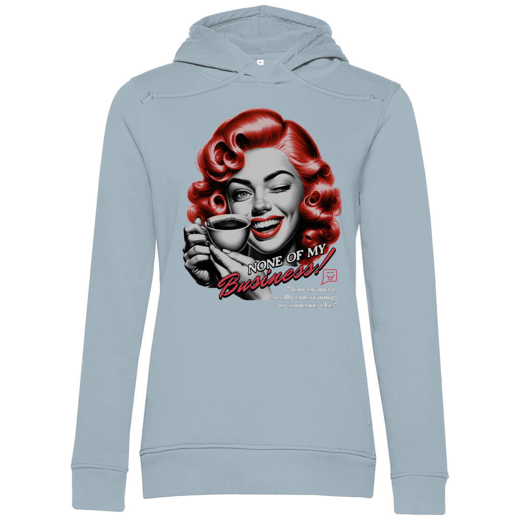 Hellblauer Damen-Hoodie mit einem Vintage-inspirierten Design. Das Motiv zeigt eine Frau mit roten Locken, die eine Kaffeetasse hält und zwinkert. Der Text auf dem Hoodie lautet „None of my Business!“, darunter steht: „Your drama is really entertaining to someone else.“. Der Hoodie kombiniert eine dezente Farbe mit einem humorvollen Retro-Statement.