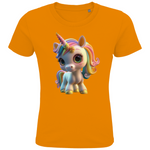 Ein oranges Kinder-T-Shirt mit einem farbenfrohen Einhorn-Design. Das Einhorn hat eine Regenbogenmähne und große, strahlende Augen, die ihm einen niedlichen und lebendigen Ausdruck verleihen. Sein verspieltes Horn und die zarten Verzierungen auf seinem Gesicht ergänzen das charmante Design. Das T-Shirt bietet eine ideale Option für Kinder, die magische und fantasievolle Motive lieben.