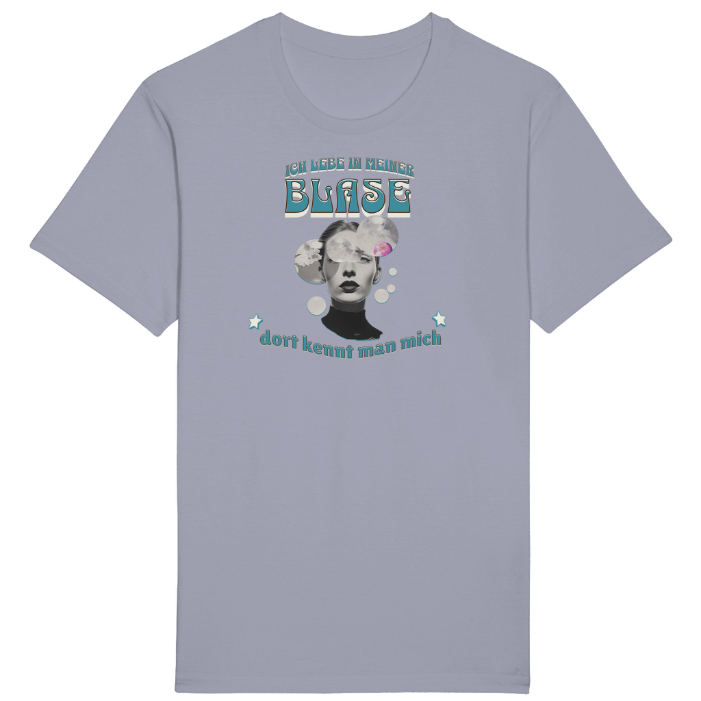 Hellblaues T-Shirt mit einem künstlerischen und humorvollen Design: „Ich lebe in meiner Blase – dort kennt man mich“. Der Spruch ist in einer verspielten, farbenfrohen Schrift gestaltet und wird durch das Bild einer nachdenklichen Person inmitten von Blasen ergänzt, die Gedanken und Träume symbolisieren. Ein einzigartiges Shirt für alle, die ihre eigene Welt schätzen und das mit Stil zeigen möchten!