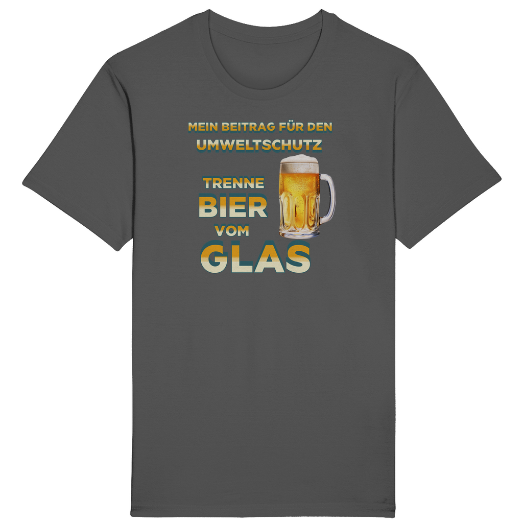 Graues T-Shirt mit einem humorvollen Spruch zum Umweltschutz in gelb-weiß-blauem Farbverlauf: „Mein Beitrag für den Umweltschutz – Trenne Bier vom Glas“. Neben dem Text befindet sich ein Bierkrug mit goldenem Bier und Schaum.