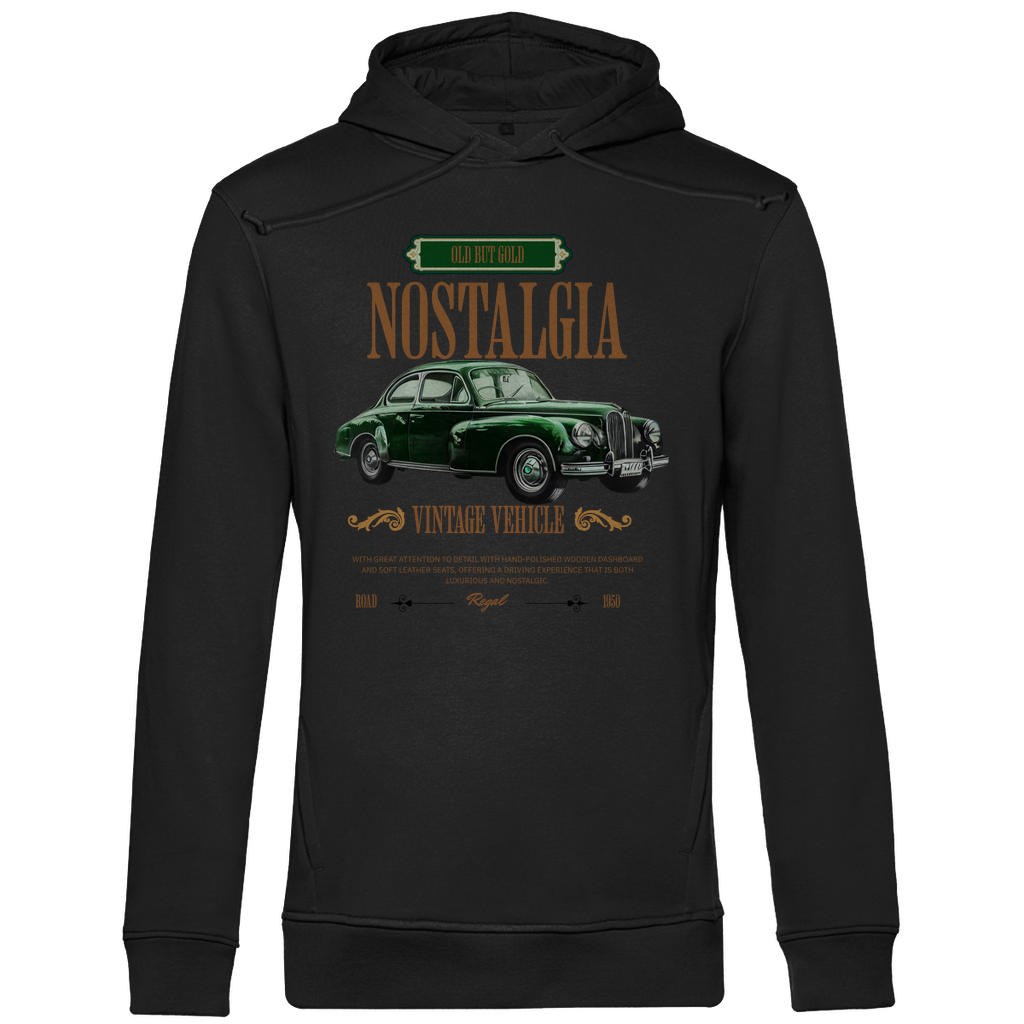 Ein schwarzer Hoodie mit einem Vintage-Design, das ein klassisches grünes Auto und den Schriftzug "Nostalgia" zeigt. Über dem Auto befindet sich der Text "Old But Gold" in einem dekorativen Rahmen, und darunter steht "Vintage Vehicle" in eleganter Schrift. Ein zusätzlicher Text beschreibt die luxuriösen Details des Fahrzeugs, wie das handpolierte Holzarmaturenbrett und die Ledersitze. Das Design strahlt eine nostalgische und elegante Atmosphäre aus, ideal für Liebhaber klassischer Automobile.