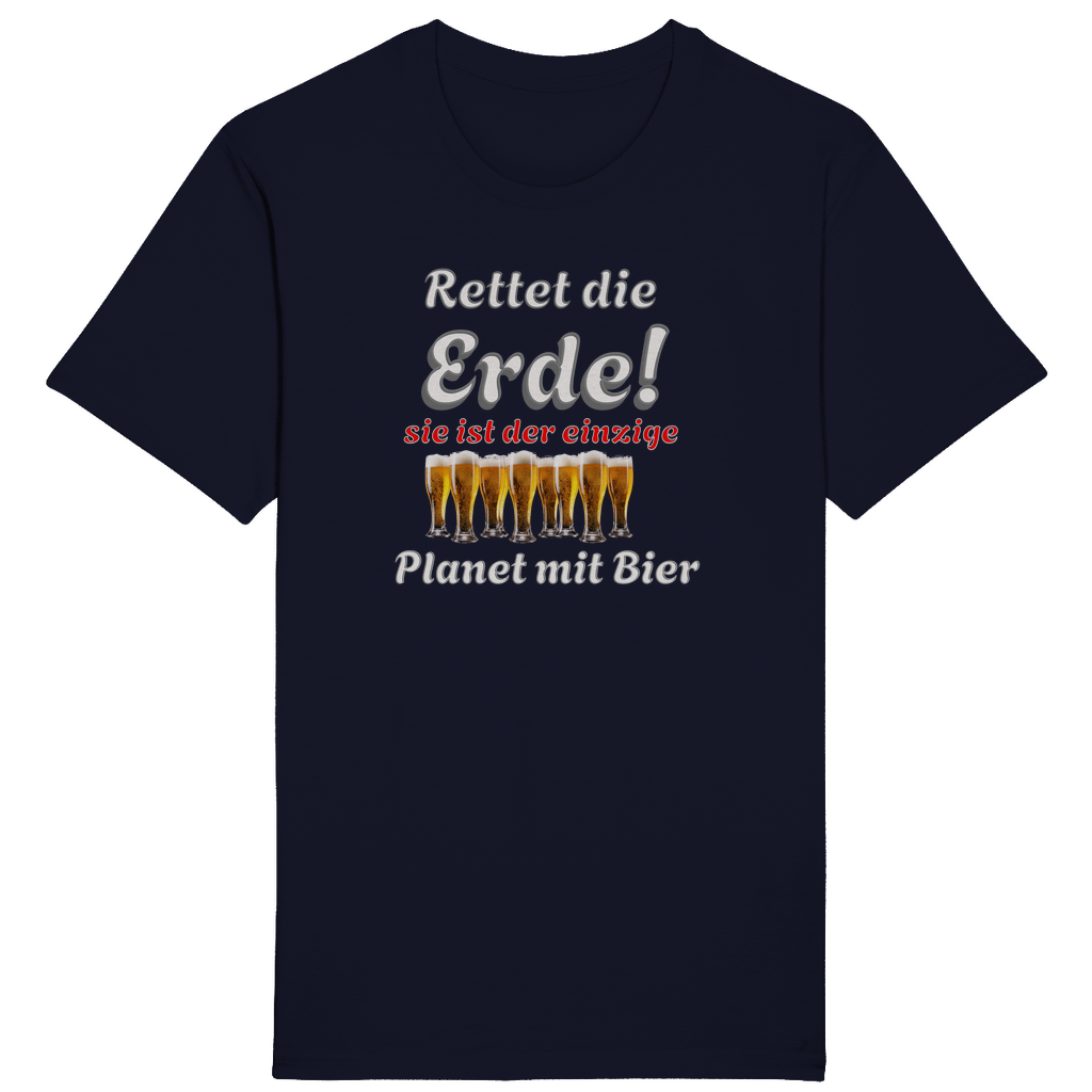 Dunkelblaues T-Shirt mit einem humorvollen Spruch in weißer und roter Schrift: „Rettet die Erde! Sie ist der einzige Planet mit Bier.“ Die Worte „Rettet die Erde!“ sind groß und auffällig gestaltet, mit grauem Schatten. Der Satz „sie ist der einzige“ ist in roter Schrift hervorgehoben. Unter dem Text sind mehrere Biergläser nebeneinander angeordnet, die die humorvolle Aussage unterstreichen.