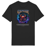 Ein schwarzes T-Shirt mit einem auffälligen Design zum Sternzeichen Krebs. Das Motiv zeigt eine stilisierte Krabbe, umgeben von blauen und violetten Galaxie- und Wassereffekten. Oberhalb des Designs steht der Schriftzug „CANCER“ in markanter Schrift. Unterhalb des Motivs befindet sich ein kurzer beschreibender Text zum Sternzeichen Krebs. Das Design hebt sich lebhaft vom schwarzen Hintergrund ab und verleiht dem T-Shirt eine mystische, kosmische Ausstrahlung.