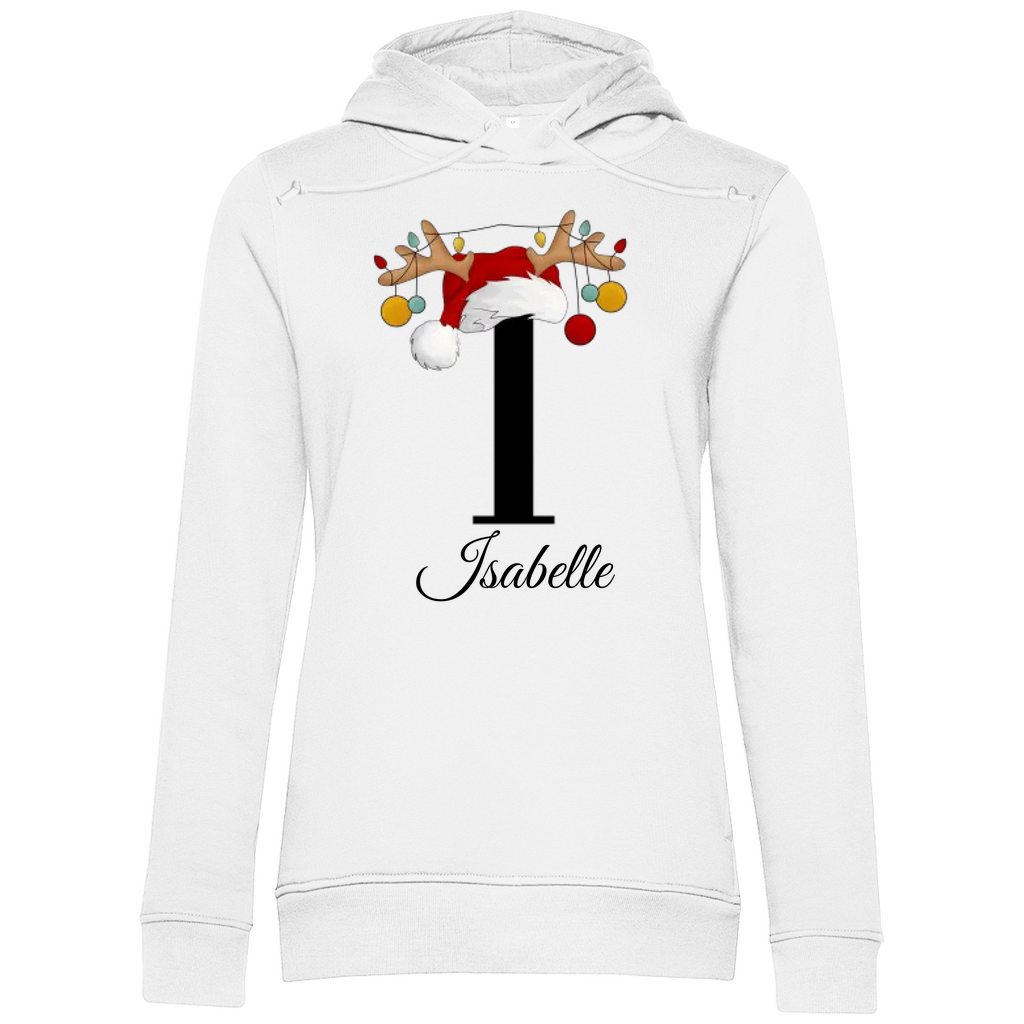 Das Bild zeigt einen weißen Hoodie mit einem personalisierten, weihnachtlichen Design. Im Mittelpunkt des Designs steht der Buchstabe "I", geschmückt mit einem Rentiergeweih, einem Weihnachtsmann-Hut und bunten Kugeln, die eine festliche Stimmung verbreiten. Unterhalb des Buchstabens ist der Name "Isabelle" in einer eleganten, geschwungenen Schrift abgebildet. Der Hoodie vereint weihnachtliche Elemente mit einer individuellen Note und eignet sich perfekt als persönliches Weihnachtsgeschenk.