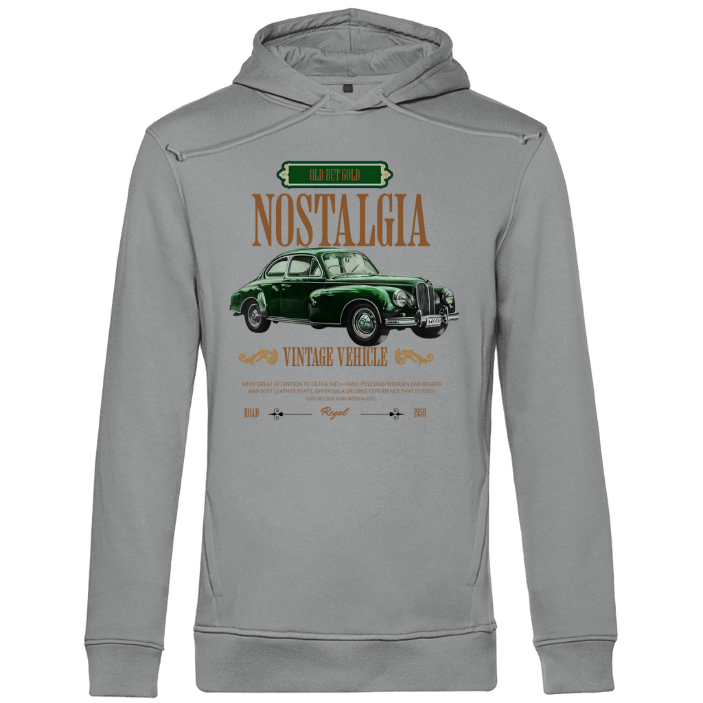 Ein hellgrauer Hoodie mit einem Vintage-Design, das ein klassisches grünes Auto und den Schriftzug "Nostalgia" zeigt. Über dem Auto befindet sich der Text "Old But Gold" in einem dekorativen Rahmen, und darunter steht "Vintage Vehicle" in eleganter Schrift. Ein zusätzlicher Text beschreibt die luxuriösen Details des Fahrzeugs, wie das handpolierte Holzarmaturenbrett und die Ledersitze. Das Design strahlt eine nostalgische und elegante Atmosphäre aus, ideal für Liebhaber klassischer Automobile.