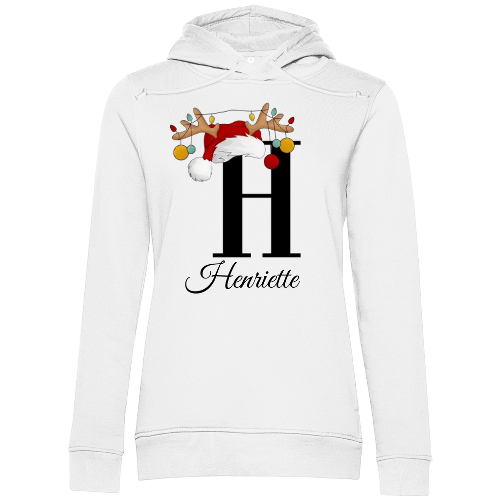 Das Bild zeigt einen weißen Hoodie mit einem personalisierten, weihnachtlichen Design. Im Mittelpunkt des Designs steht der Buchstabe "H", geschmückt mit einem Rentiergeweih, einem Weihnachtsmann-Hut und bunten Kugeln, die eine festliche Stimmung verbreiten. Unterhalb des Buchstabens ist der Name "Henriette" in einer eleganten, geschwungenen Schrift abgebildet. Der Hoodie vereint weihnachtliche Elemente mit einer individuellen Note und eignet sich perfekt als persönliches Weihnachtsgeschenk.