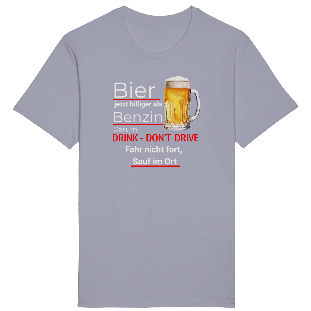 Hellblaues T-Shirt mit einem humorvollen Spruch in weißer und roter Schrift: „Bier jetzt billiger als Benzin. Darum: DRINK - DON'T DRIVE. Fahr nicht fort, sauf im Ort.“ Neben dem Text befindet sich ein Bierkrug mit goldenem Bier und Schaum. Der Text spielt humorvoll auf das Thema Trinken und Fahren an.