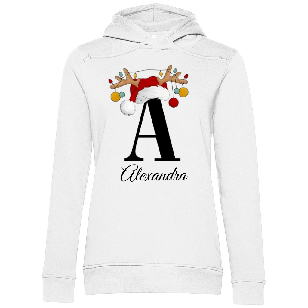 Weißer Hoodie mit festlichem Design: Ein großes, schwarzes 'A' als Hauptbuchstabe verziert mit einem Weihnachtsmann-Hut und bunten Christbaumkugeln. Darunter steht der Name 'Alexandra' in eleganter Schrift, passend für die Winter- und Weihnachtszeit. Der Hoodie kombiniert personalisierte Elemente mit einer gemütlichen, festlichen Stimmung und ist perfekt für kalte Tage."