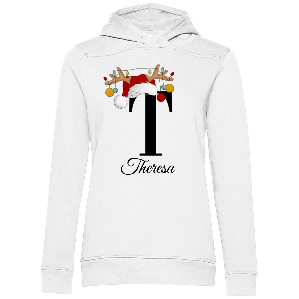 Das Bild zeigt einen weißen Hoodie mit einem personalisierten, weihnachtlichen Design. Im Mittelpunkt des Designs steht der Buchstabe "T", geschmückt mit einem Rentiergeweih, einem Weihnachtsmann-Hut und bunten Kugeln, die eine festliche Stimmung verbreiten. Unterhalb des Buchstabens ist der Name " Theresa " in einer eleganten, geschwungenen Schrift abgebildet. Der Hoodie vereint weihnachtliche Elemente mit einer individuellen Note und eignet sich perfekt als persönliches Weihnachtsgeschenk.