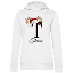 Das Bild zeigt einen weißen Hoodie mit einem personalisierten, weihnachtlichen Design. Im Mittelpunkt des Designs steht der Buchstabe "T", geschmückt mit einem Rentiergeweih, einem Weihnachtsmann-Hut und bunten Kugeln, die eine festliche Stimmung verbreiten. Unterhalb des Buchstabens ist der Name " Theresa " in einer eleganten, geschwungenen Schrift abgebildet. Der Hoodie vereint weihnachtliche Elemente mit einer individuellen Note und eignet sich perfekt als persönliches Weihnachtsgeschenk.