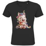 Ein schwarzes Kinder-T-Shirt mit einem fröhlichen Einhorn-Design. Das Einhorn hat eine pastellfarbene Regenbogenmähne und einen passenden Schweif. Es sitzt lachend auf dem T-Shirt und strahlt pure Freude aus. Das Motiv ist in leuchtenden Farben gestaltet und hebt sich gut vom weißen Hintergrund des T-Shirts ab, ideal für kleine Einhorn-Fans und perfekt für farbenfrohe, magische Momente.