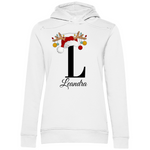 Das Bild zeigt einen weißen Hoodie mit einem personalisierten, weihnachtlichen Design. Im Mittelpunkt des Designs steht der Buchstabe "L", geschmückt mit einem Rentiergeweih, einem Weihnachtsmann-Hut und bunten Kugeln, die eine festliche Stimmung verbreiten. Unterhalb des Buchstabens ist der Name "Leandra" in einer eleganten, geschwungenen Schrift abgebildet. Der Hoodie vereint weihnachtliche Elemente mit einer individuellen Note und eignet sich perfekt als persönliches Weihnachtsgeschenk.