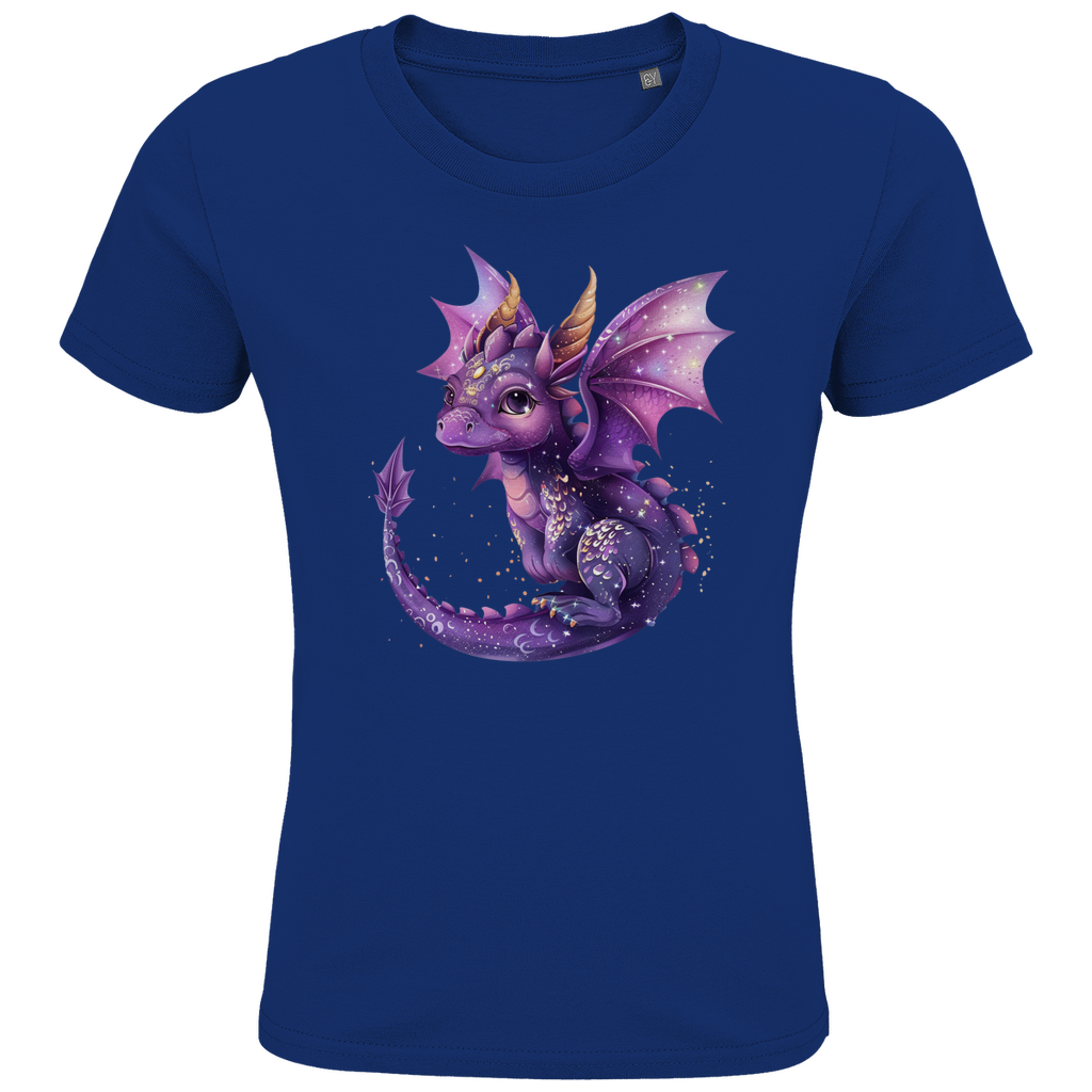 Ein blaues Kinder-T-Shirt, bedruckt mit einem niedlichen lila Drachen. Der Drache hat große, freundliche Augen, goldene Hörner und schimmernde Flügel, die mit kleinen Sternen und glitzernden Punkten verziert sind. Der Detailreichtum des Designs, von den zarten Schuppen bis zu den leuchtenden Farben, macht das Motiv besonders ansprechend und fantasievoll. Ein ideales T-Shirt für Kinder, die magische und zauberhafte Motive lieben.