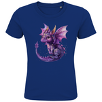 Ein blaues Kinder-T-Shirt, bedruckt mit einem niedlichen lila Drachen. Der Drache hat große, freundliche Augen, goldene Hörner und schimmernde Flügel, die mit kleinen Sternen und glitzernden Punkten verziert sind. Der Detailreichtum des Designs, von den zarten Schuppen bis zu den leuchtenden Farben, macht das Motiv besonders ansprechend und fantasievoll. Ein ideales T-Shirt für Kinder, die magische und zauberhafte Motive lieben.