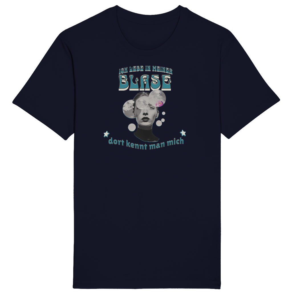 Dunkelblaues T-Shirt mit einem künstlerischen und humorvollen Design: „Ich lebe in meiner Blase – dort kennt man mich“. Der Spruch ist in einer verspielten, farbenfrohen Schrift gestaltet und wird durch das Bild einer nachdenklichen Person inmitten von Blasen ergänzt, die Gedanken und Träume symbolisieren. Ein einzigartiges Shirt für alle, die ihre eigene Welt schätzen und das mit Stil zeigen möchten!