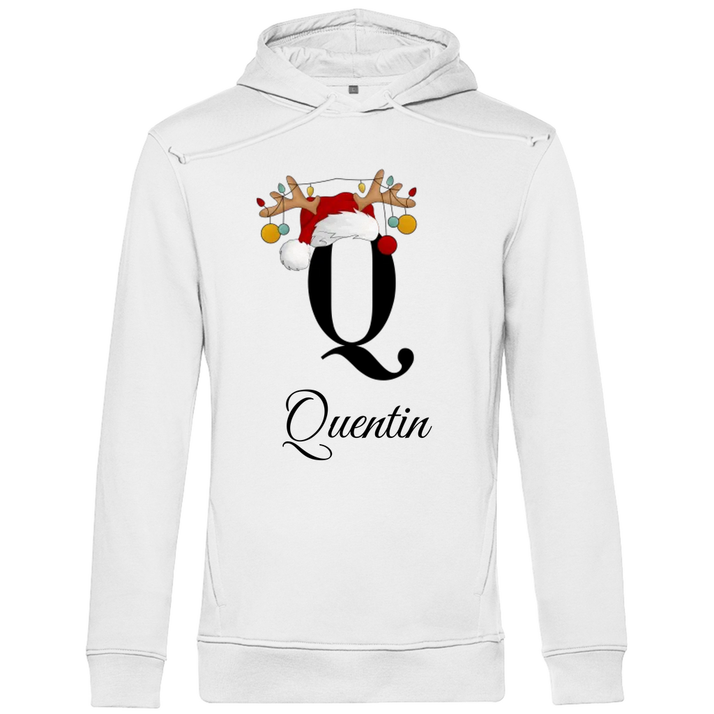 Das Bild zeigt einen weißen Hoodie mit einem großen Buchstaben „Q“ in Schwarz auf der Vorderseite. Über dem Buchstaben ist eine Weihnachtsmütze und ein Rentiergeweih zu sehen, an dem bunte Kugeln hängen. Darunter steht der Name „Quentin“ in einer eleganten, geschwungenen Schrift. Das Design vermittelt eine festliche und personalisierte Atmosphäre, perfekt für die Winter- und Weihnachtszeit.