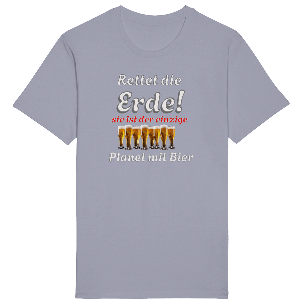 Hellblaues T-Shirt mit einem humorvollen Spruch in weißer und roter Schrift: „Rettet die Erde! Sie ist der einzige Planet mit Bier.“ Die Worte „Rettet die Erde!“ sind groß und auffällig gestaltet, mit grauem Schatten. Der Satz „sie ist der einzige“ ist in roter Schrift hervorgehoben. Unter dem Text sind mehrere Biergläser nebeneinander angeordnet, die die humorvolle Aussage unterstreichen.