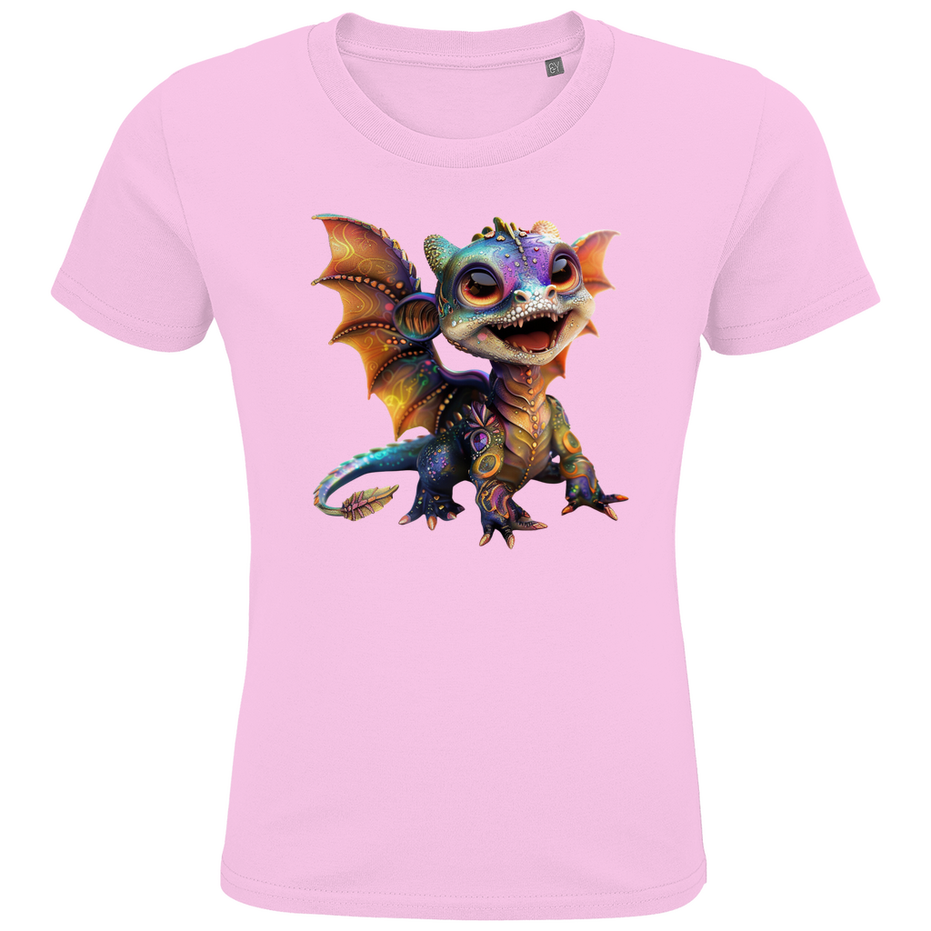 Ein rosa T-Shirt mit einem lebhaften, bunten Drachenmotiv auf der Vorderseite. Der fröhliche Drache ist detailliert und in strahlenden Farben gestaltet, mit großen Augen und einem breiten, freundlichen Lächeln. Die Flügel des Drachens sind ausgebreitet und zeigen eine Mischung aus Orange-, Lila- und Blautönen, die durch glitzernde Muster ergänzt werden. Das Design bringt den Drachen zum Leben und verleiht dem T-Shirt eine fantasievolle und verspielte Note.