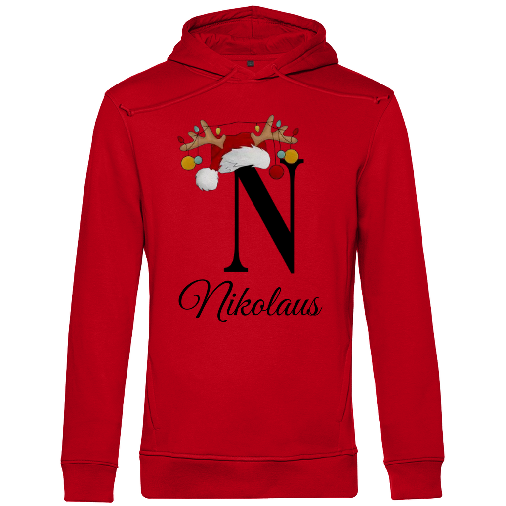 Ein roter Hoodie mit einem festlichen Design. Der Buchstabe "N" in Schwarz steht im Mittelpunkt, geschmückt mit einem Weihnachtsmannhut und Rentiergeweihen, an denen bunte Kugeln hängen. Darunter ist der Name "Nikolaus" in eleganter, geschwungener Schrift platziert, was den Hoodie zu einem individuellen und weihnachtlichen Kleidungsstück macht.