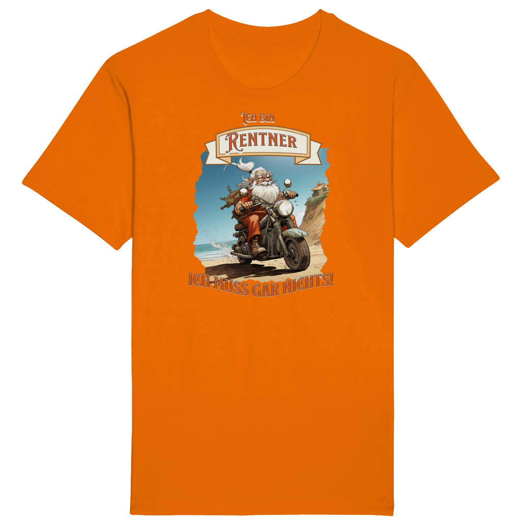 Oranges T-Shirt mit einem humorvollen Rentner-Design. Der Spruch „Ich bin Rentner – Ich muss gar nichts!“ ist in verspielter Schrift oben und unten auf dem T-Shirt angebracht. In der Mitte ist eine fröhliche, bärtige Figur auf einem Motorrad abgebildet, die eine Küstenstraße entlangfährt. Die Szene vermittelt ein Gefühl von Freiheit und Entspannung im Ruhestand, mit einer malerischen Landschaft im Hintergrund.