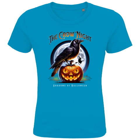 Ein hellblaues T-Shirt mit einem auffälligen Halloween-Design. Im Mittelpunkt steht eine Krähe, die auf einem leuchtenden Kürbis sitzt. Im Hintergrund ist ein großer Vollmond zu sehen, in dem eine fliegende Fledermaus schwebt. Oberhalb des Bildes steht der Schriftzug „The Crow Night“, darunter „Shadows of Halloween“. Das Design vermittelt eine düstere und mysteriöse Halloween-Atmosphäre, perfekt für die herbstliche Jahreszeit.