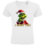 Ein weißes T-Shirt mit einem humorvollen, weihnachtlichen Grinch-Motiv. Auf der Vorderseite ist eine grüne Figur mit Weihnachtsmann-Mütze zu sehen, die in die Kamera zeigt. Darunter steht in roten Buchstaben mit grüner Umrandung der Text "I WANT YOU". Das T-Shirt verbreitet eine witzige, festliche Stimmung und eignet sich perfekt für die Weihnachtszeit.