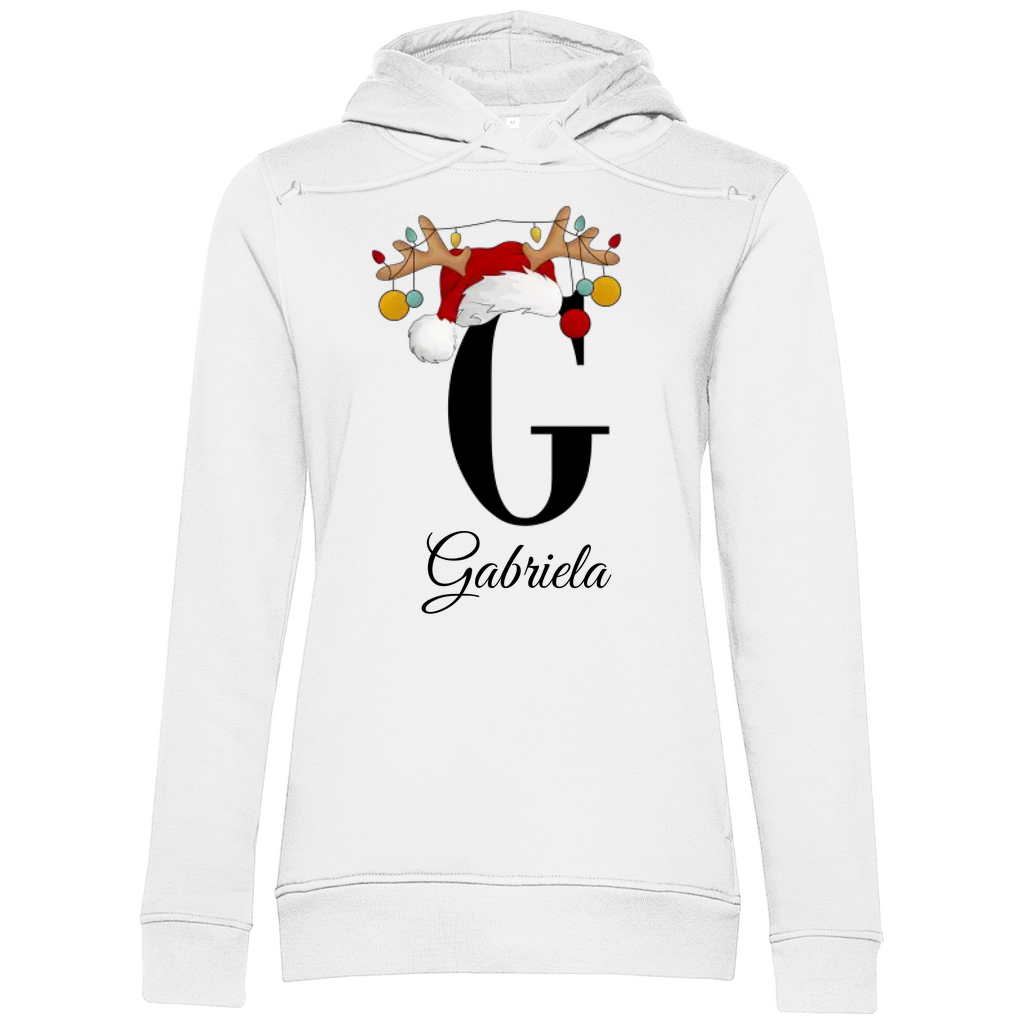 Das Bild zeigt einen weißen Hoodie mit einem personalisierten, weihnachtlichen Design. Im Mittelpunkt des Designs steht der Buchstabe "G", geschmückt mit einem Rentiergeweih, einem Weihnachtsmann-Hut und bunten Kugeln, die eine festliche Stimmung verbreiten. Unterhalb des Buchstabens ist der Name "Gabriela" in einer eleganten, geschwungenen Schrift abgebildet. Der Hoodie vereint weihnachtliche Elemente mit einer individuellen Note und eignet sich perfekt als persönliches Weihnachtsgeschenk.