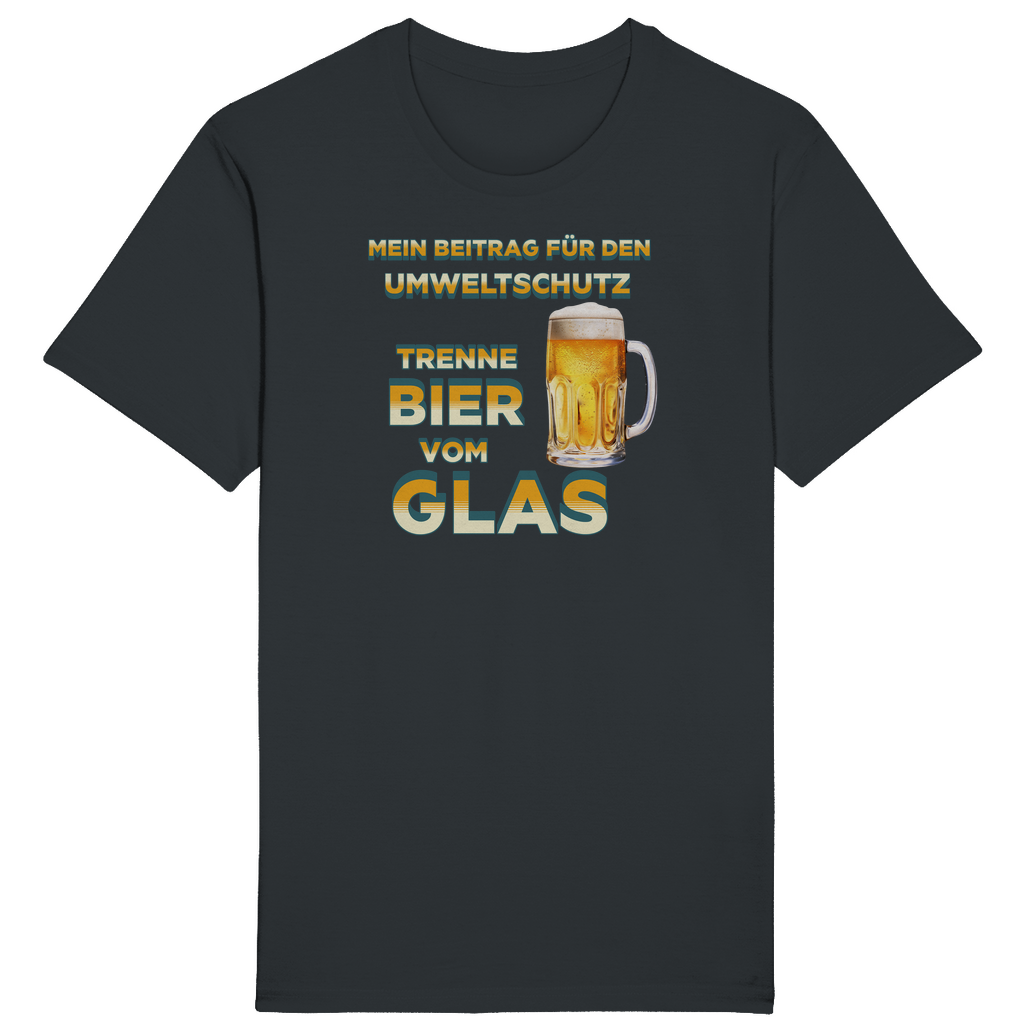 Dunkelgraues T-Shirt mit einem humorvollen Spruch zum Umweltschutz in gelb-weiß-blauem Farbverlauf: „Mein Beitrag für den Umweltschutz – Trenne Bier vom Glas“. Neben dem Text befindet sich ein Bierkrug mit goldenem Bier und Schaum.