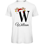 Ein weißes T-Shirt mit einem weihnachtlichen Design. Der große Buchstabe "W" ist mittig auf der Brust abgebildet und trägt einen Weihnachtsmann-Hut sowie Rentiergeweihe, an denen bunte Weihnachtskugeln hängen. Unterhalb des Buchstabens steht der Name "William" in eleganter, geschwungener Schrift. Das Design vermittelt eine festliche Stimmung und ist personalisiert für den Namen William.