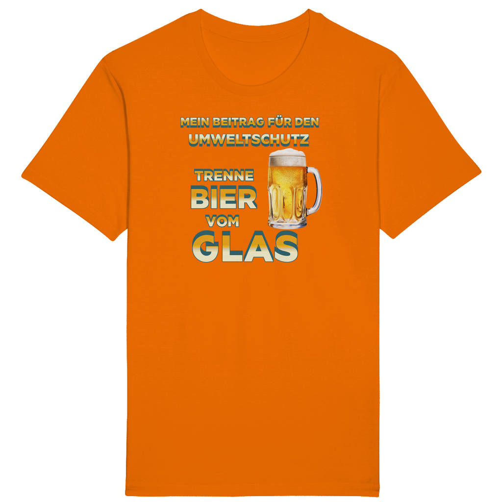 Oranges T-Shirt mit einem humorvollen Spruch zum Umweltschutz in gelb-weiß-blauem Farbverlauf: „Mein Beitrag für den Umweltschutz – Trenne Bier vom Glas“. Neben dem Text befindet sich ein Bierkrug mit goldenem Bier und Schaum.