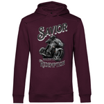 Ein weinroter Hoodie mit einem auffälligen Motorrad-Design. Im Zentrum befindet sich ein Motorradfahrer auf einem sportlichen Bike in Bewegung. Der Schriftzug "Savior" steht oben in großen, stilvollen Buchstaben, während darunter "Rolling Through Redemption" in kleineren Lettern erscheint. Das Design vermittelt eine kraftvolle und abenteuerliche Atmosphäre, ideal für Motorradliebhaber und Abenteurer.