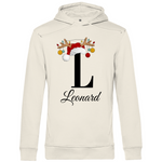 Ein cremefarbener Hoodie mit einem weihnachtlichen Design, das den Buchstaben "L" zeigt. Der Buchstabe ist in schwarz gehalten und mit einem Weihnachtsmann-Hut sowie Rentiergeweihen verziert, an denen bunte Kugeln hängen. Unter dem Buchstaben ist der personalisierte Name "Leonard" in eleganter, geschwungener Schrift zu sehen. Der Hoodie strahlt eine festliche und personalisierte Stimmung aus und eignet sich perfekt für die Winter- und Weihnachtszeit.