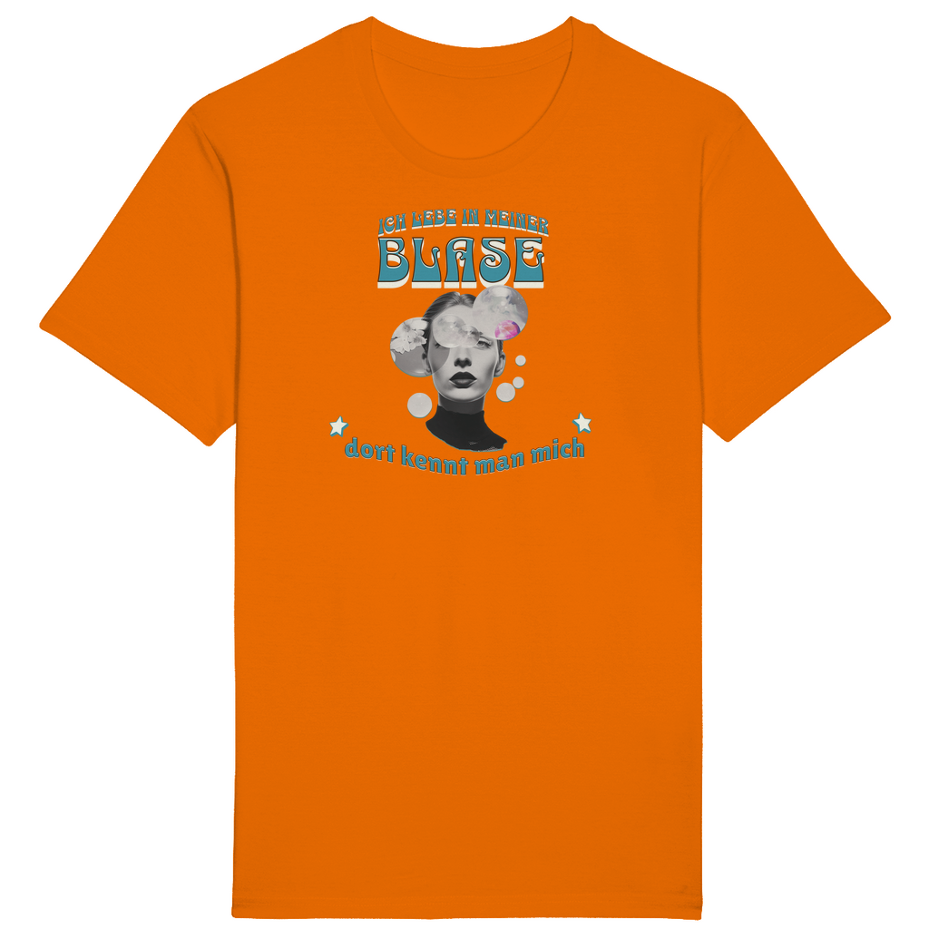 Oranges T-Shirt mit einem künstlerischen und humorvollen Design: „Ich lebe in meiner Blase – dort kennt man mich“. Der Spruch ist in einer verspielten, farbenfrohen Schrift gestaltet und wird durch das Bild einer nachdenklichen Person inmitten von Blasen ergänzt, die Gedanken und Träume symbolisieren. Ein einzigartiges Shirt für alle, die ihre eigene Welt schätzen und das mit Stil zeigen möchten!