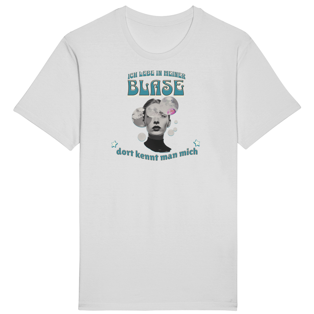 Weißes T-Shirt mit einem künstlerischen und humorvollen Design: „Ich lebe in meiner Blase – dort kennt man mich“. Der Spruch ist in einer verspielten, farbenfrohen Schrift gestaltet und wird durch das Bild einer nachdenklichen Person inmitten von Blasen ergänzt, die Gedanken und Träume symbolisieren. Ein einzigartiges Shirt für alle, die ihre eigene Welt schätzen und das mit Stil zeigen möchten!