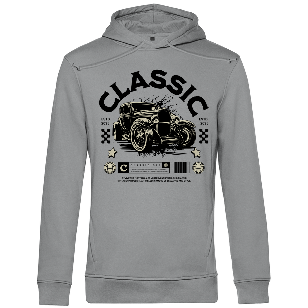 Ein hellgrauer Hoodie mit einem auffälligen Retro-Design. Im Mittelpunkt steht ein klassisches Auto, umrahmt von dem Schriftzug „Classic“ in großen, markanten Buchstaben. Darunter befinden sich Retro-Elemente wie Rennflaggen, Sterne und ein Barcode mit dem Text „Classic Car“. Das Design ist eine Hommage an vergangene Zeiten und verleiht dem Hoodie eine stilvolle, nostalgische Note. Ideal für Liebhaber von Vintage-Autos und klassischem Stil.